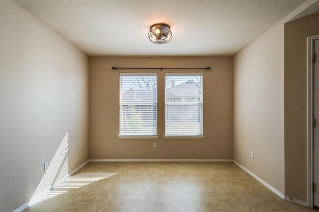 Building Photo - 706 Lakeview Dr