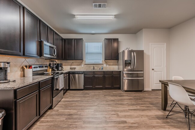 Building Photo - 1441 Tall Pine Way