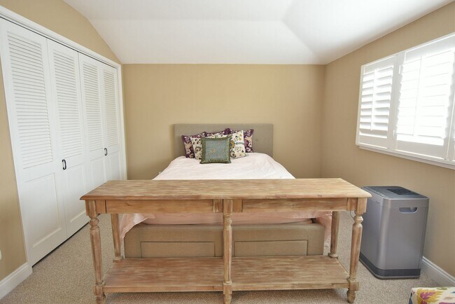 Building Photo - Beautiful 3 Bedroom + Office 2.5 Bath Home...