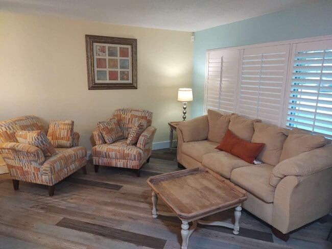 Building Photo - "Fully Furnished 2-Bedroom 2 Full Baths in New Port Richey – Your Perfect Retreat Awaits!"