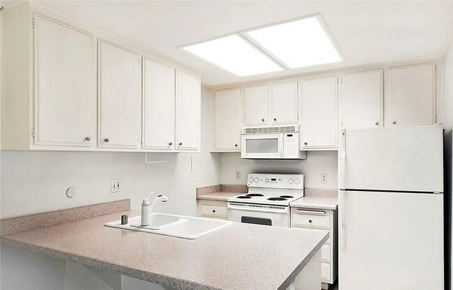 Building Photo - "Charming 1-Bedroom Retreat: Cozy 717 Sq Ft Haven in Sunny CA!"