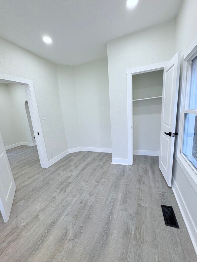 Building Photo - Charming 2 beds 1 baths in Columbus! Newly Renovated