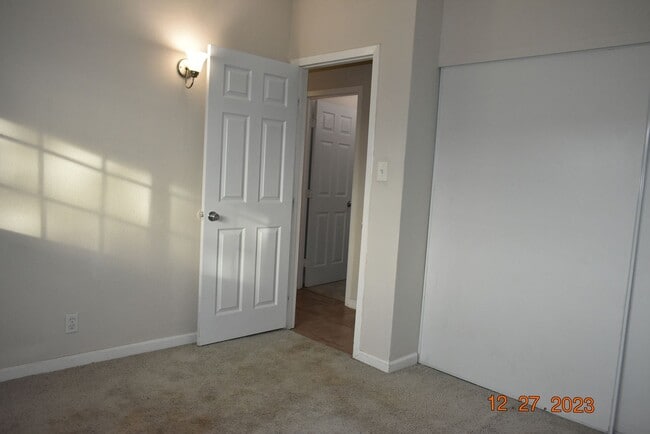 Building Photo - Modern Living in California City
