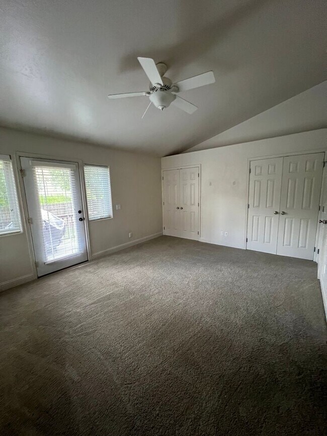 Building Photo - Three Bedroom Two Bath In Park East Subdivision