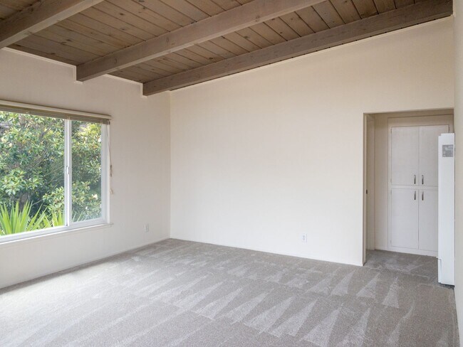 Building Photo - 2BR/1BA Shared Garage + W/D + Deck PROGRES...