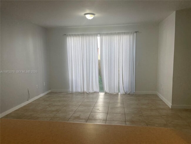 Building Photo - 942 NE 42nd Pl