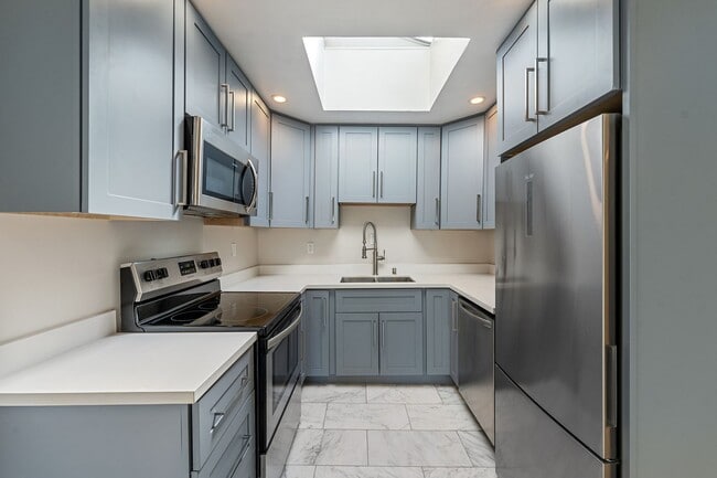 Building Photo - Modern 1BR/1BA Penthouse in Pacific Height...