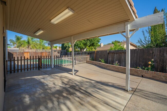 Building Photo - BEAUTIFUL 4 BEDROOM HOME WITH SWIMMING POOL!