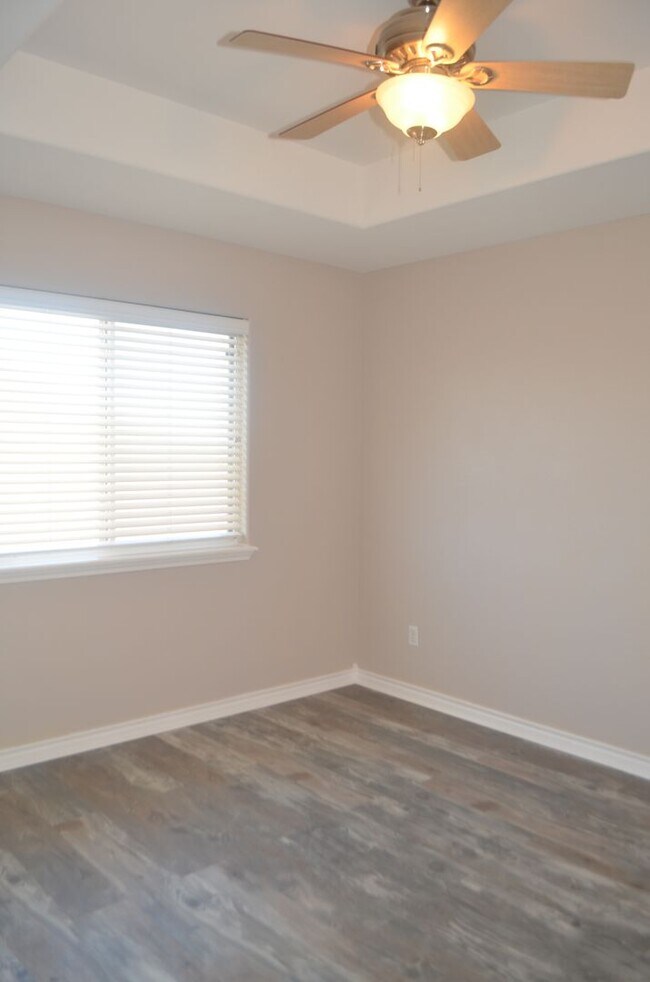 Building Photo - YOUR COASTAL PARADISE AWAITS!