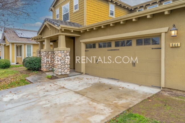 Building Photo - South Tracy 4-Bed Home with First-Floor Bedroom