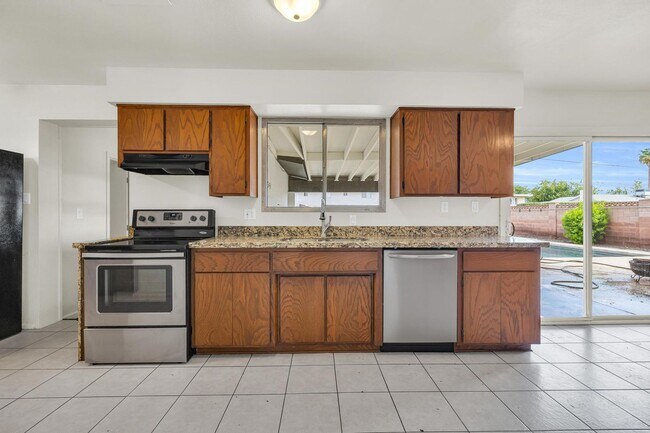 Building Photo - 6 Bedroom! 4 1/2 BATHS!  ASU! Diving Pool! Less than 1 mile to campus
