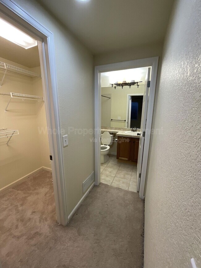 Building Photo - 2737 W Greens Dr