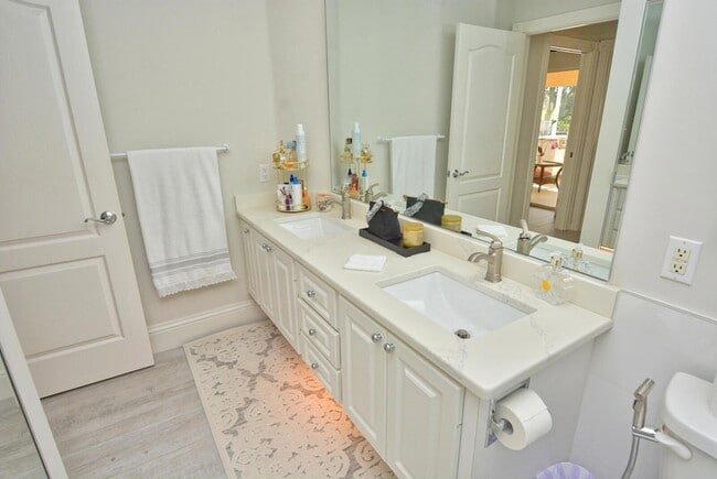 Building Photo - 1020 SW Balmoral Trce