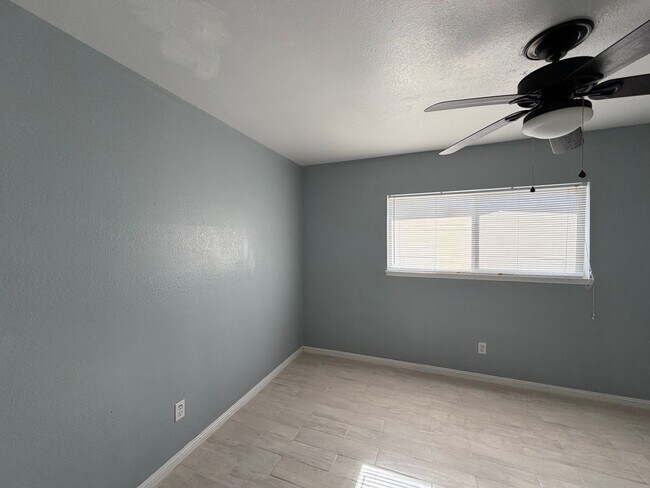 Building Photo - Wow Check out this 3 BD 2 BA SW Charmer near White Ln & Akers Road