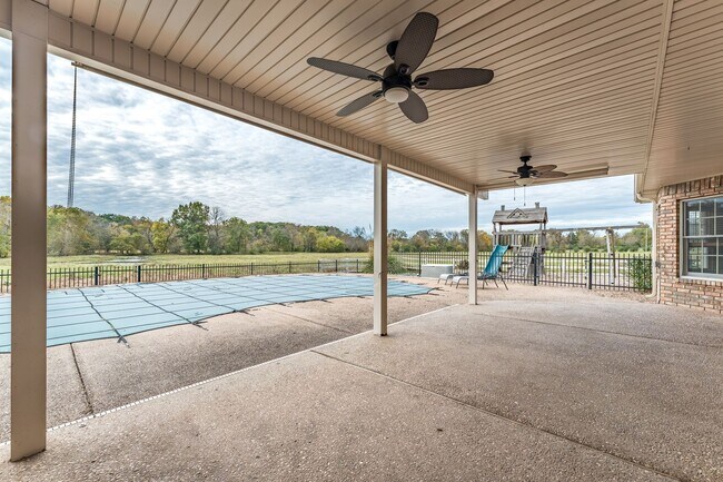 Building Photo - Beautiful spacious 3 bedroom home with a p...