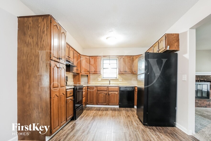 Building Photo - 706 N Redwood Dr