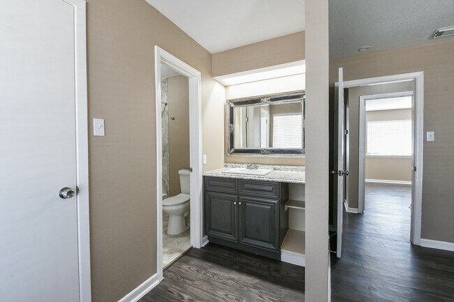 Building Photo - 21 Pineash Ct