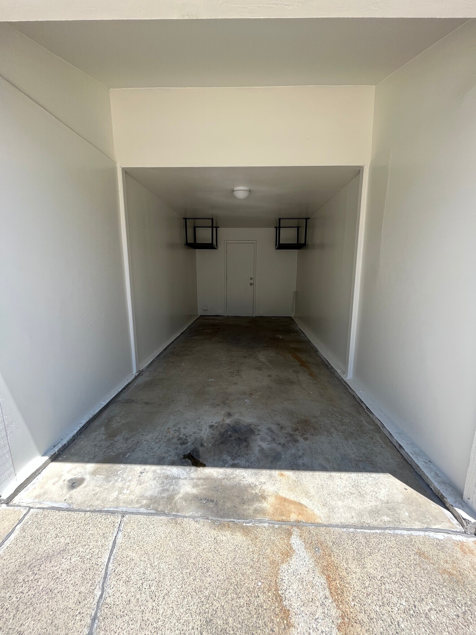 Building Photo - 550 W Lambert Rd