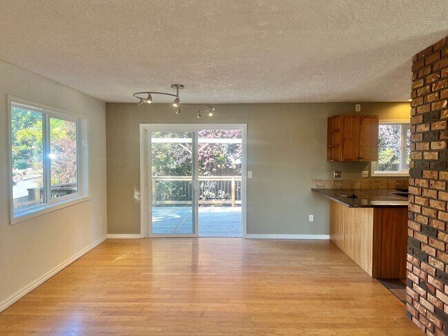 Building Photo - Mini Mansion in Salmon creek in mature nei...