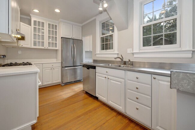 Building Photo - 4 Bed 4 Bath - Bethesda Expanded Colonial - One Car Garage