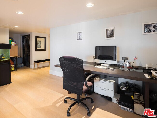 Building Photo - 13650 Marina Pointe Dr