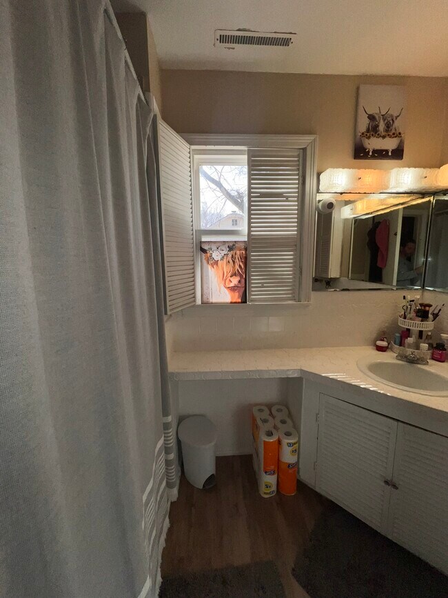 Building Photo - 520 Sunnyslope St