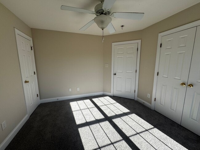 Building Photo - 181 New Hampshire Ct