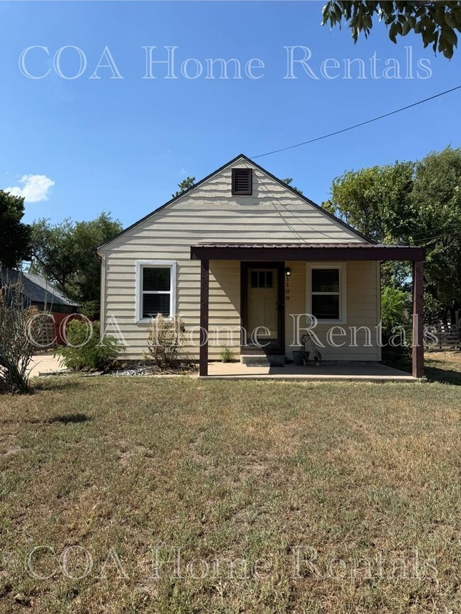 Building Photo - 1109 N Custer St