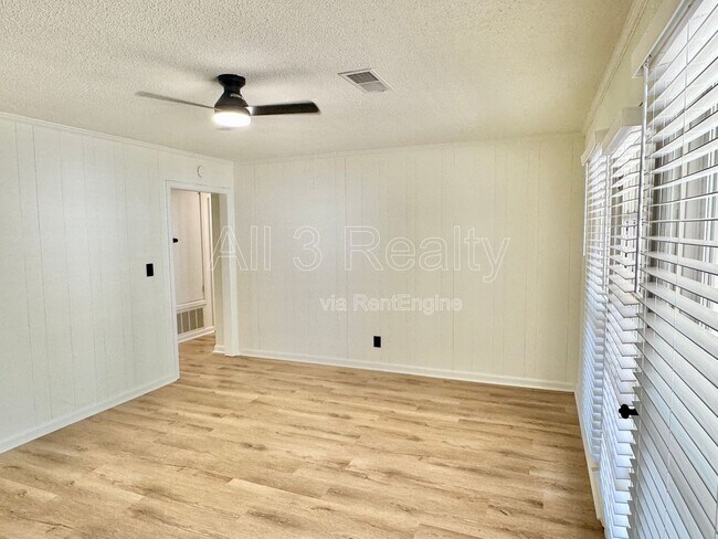 Building Photo - 713 Dubuque Dr