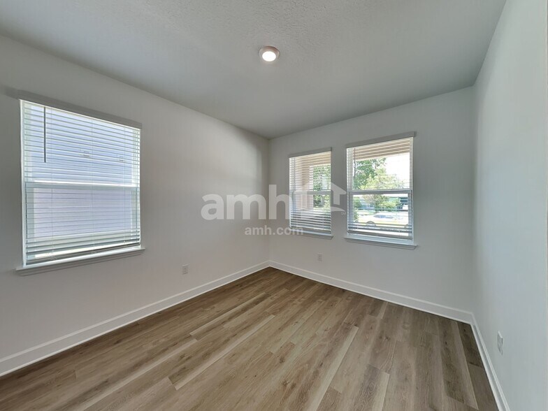 Building Photo - 3011 19th Ave W
