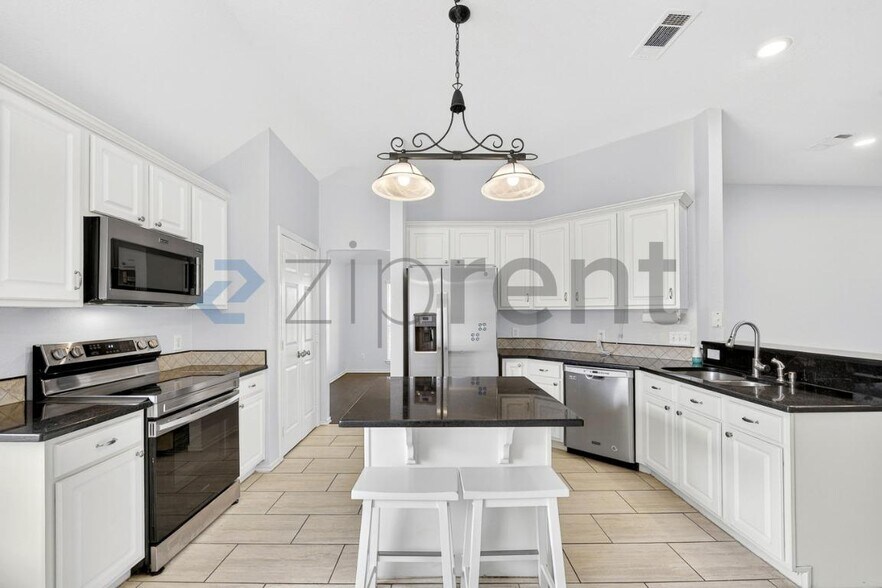 Building Photo - 5802 Edinburg Dr