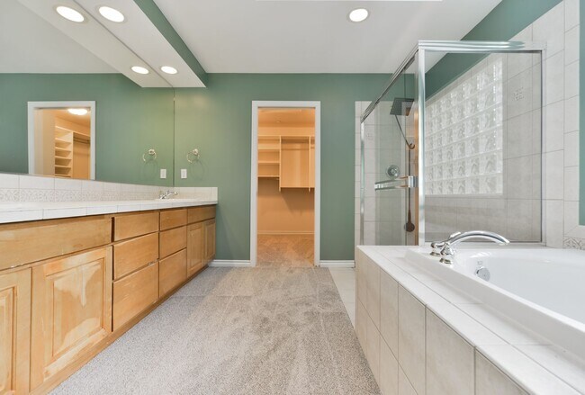 Building Photo - Nice 5 Bed / 2.5 bath house for rent in Kenmore.