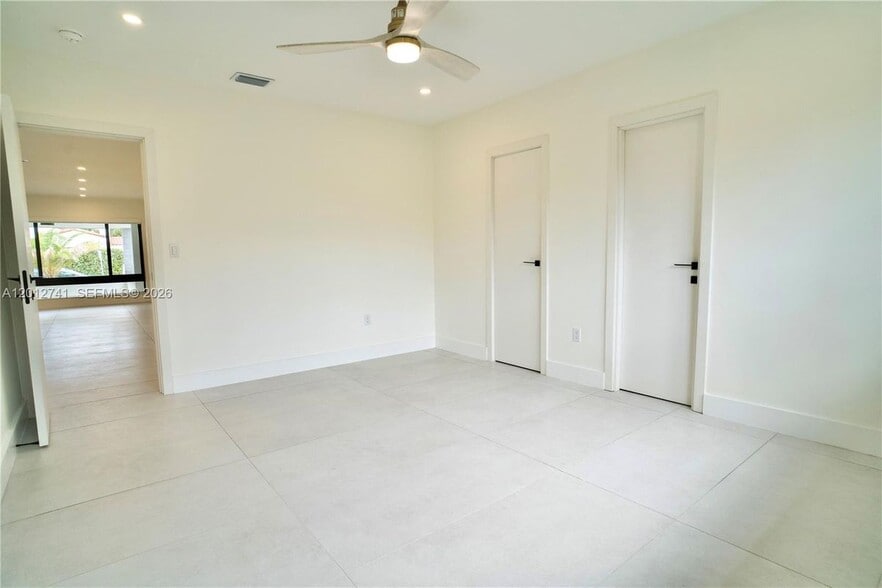 Building Photo - 8811 Carlyle Ave