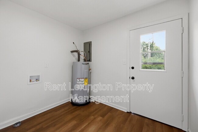 Building Photo - 3215 Aqueduct Dr