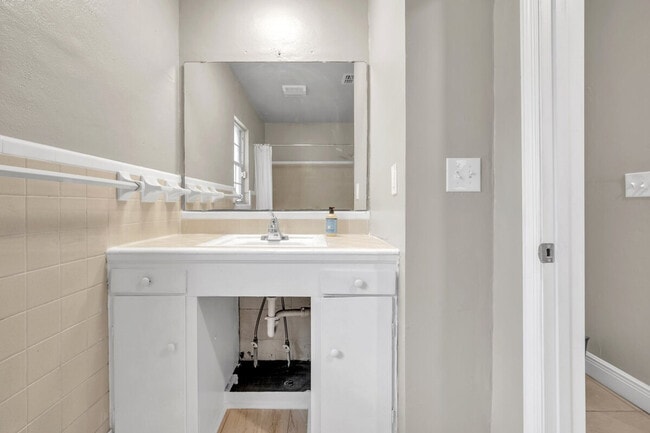 Building Photo - 905 Buena Vista Dr