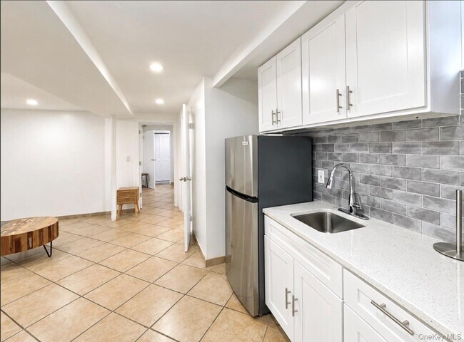 Building Photo - 85-43 67th Dr