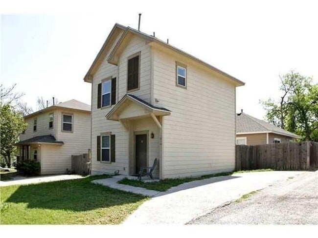 Building Photo - Townhome available off East MLK