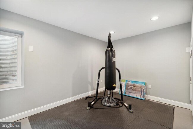 Building Photo - 1353 N Mascher St