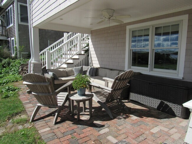 Building Photo - 37 River Rd