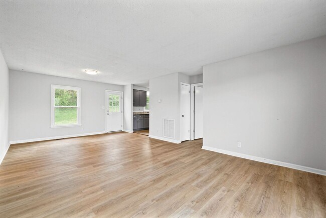 Building Photo - 3 Bedroom 2 Full Bath Home For Rent near Post!