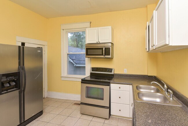 Building Photo - Charming 2 bedroom 1 bath home in Elmwood ...