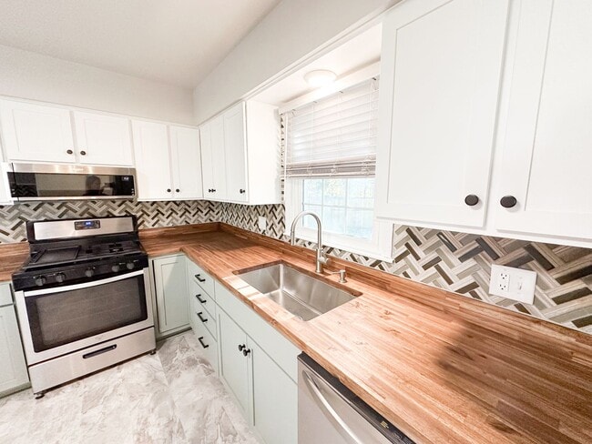 Building Photo - 4 bed/ 2 bath Single-Family Home