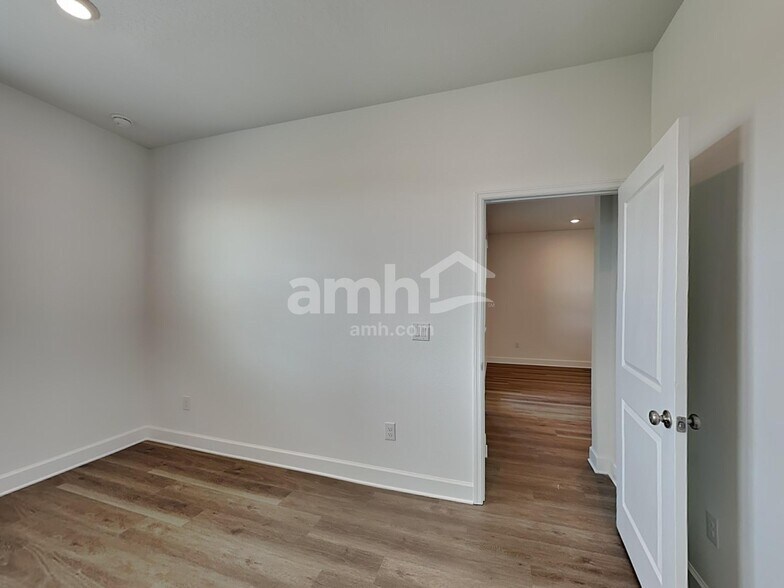 Building Photo - 3019 19th Ave W