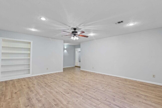 Building Photo - 118 E Thornton Rd