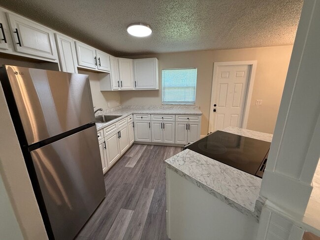 Building Photo - 3 Bedroom/1 Bathroom Single Family Home