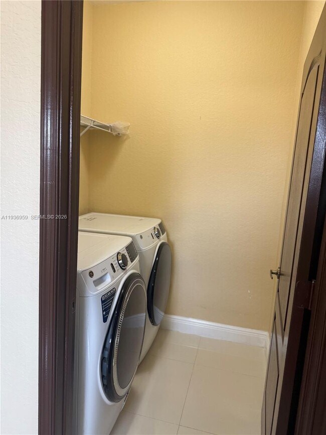 Building Photo - 3951 NE 13th Dr