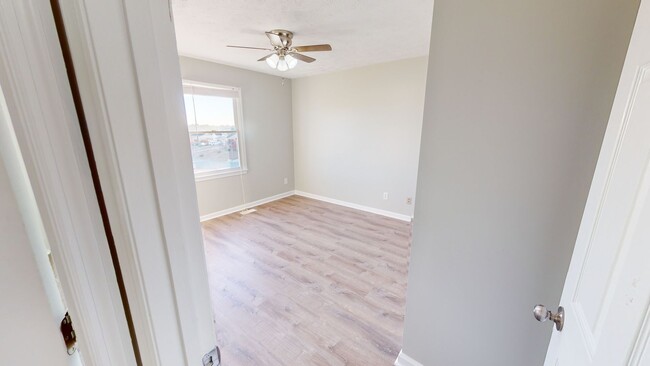 Building Photo - $500 off First Month's Rent! Fully Renovat...