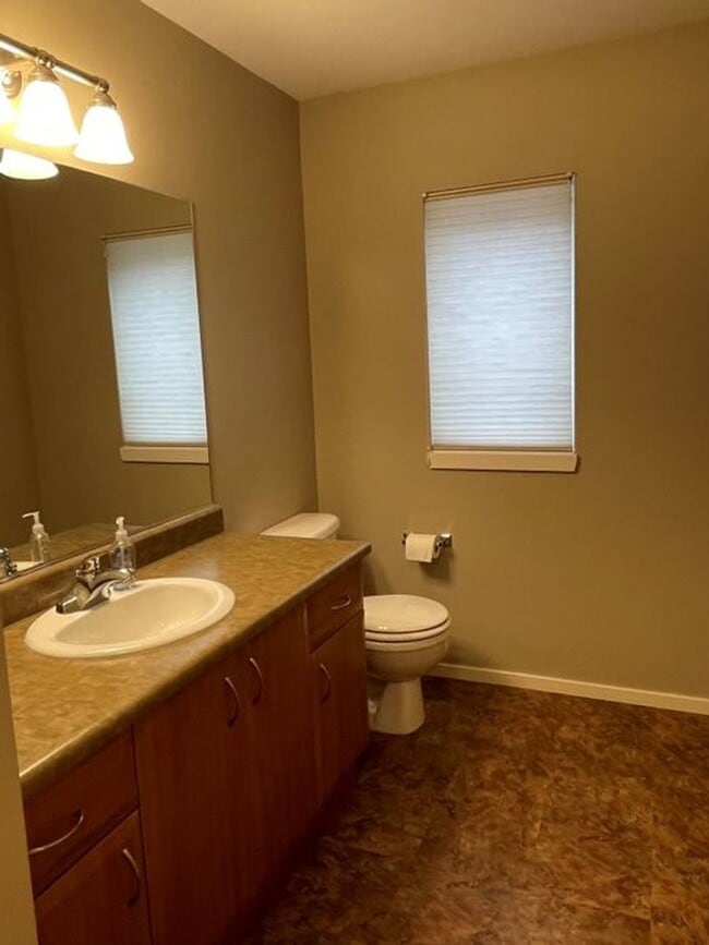 Building Photo - Stunning End Unit Townhome in desirable Redmond Ridge neighborhood; 2BD/2BA