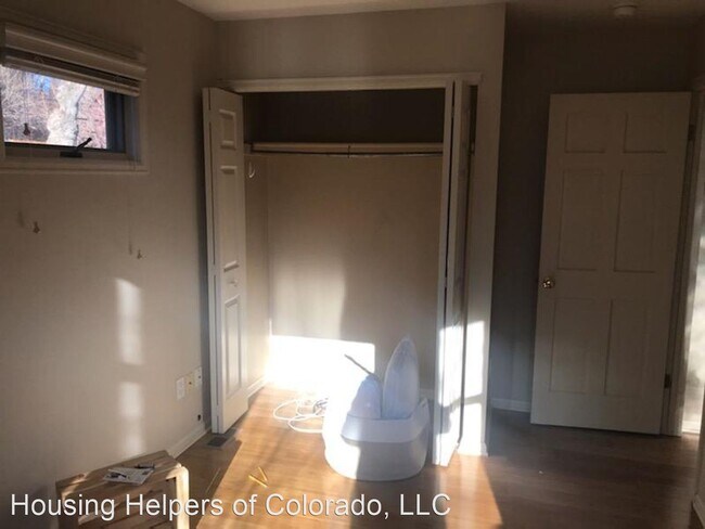 Building Photo - 2 br, 1.5 bath House - 1053 Pine Street #D