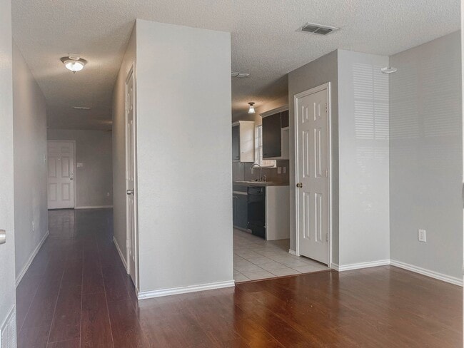 Building Photo - Beautiful Home Available 08/10!